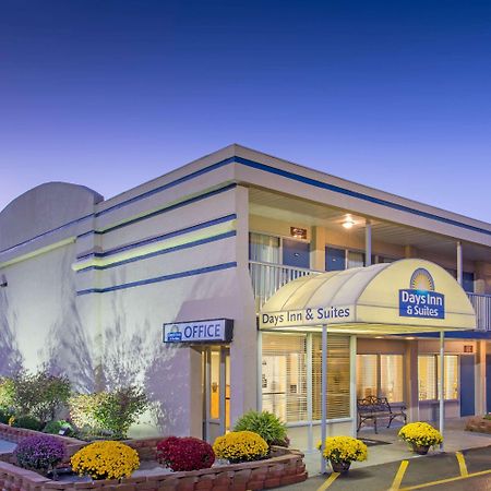 Days Inn & Suites By Wyndham Dayton North Exterior foto